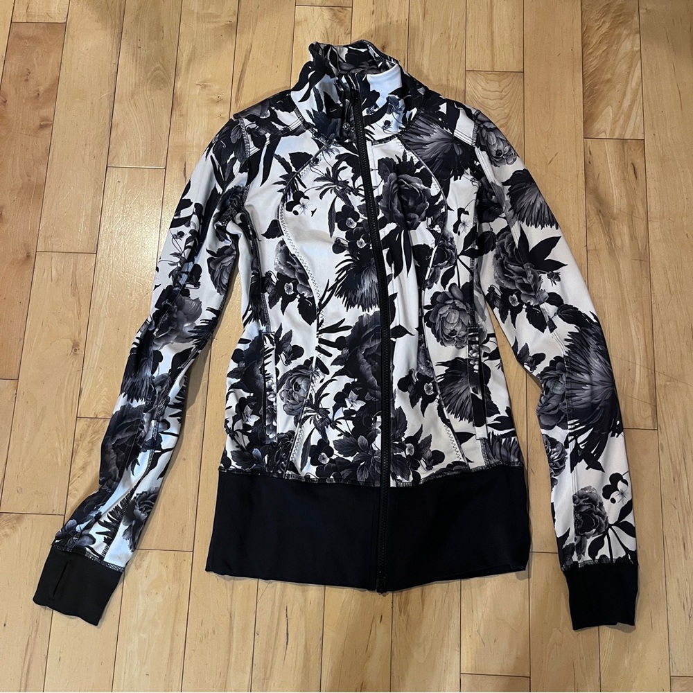 Lululemon Nice Asana Jacket Full Zip in Brisk Bloom Black White